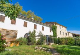 Rustico Casale con terreno e laboratorio nelle colline del prosecco superiore Solighetto