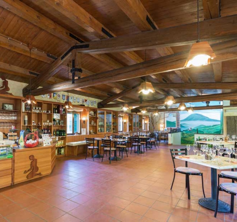sala agriturismo con esposizione prodotti
