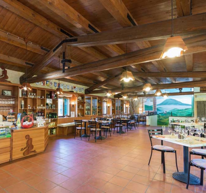 sala agriturismo con esposizione prodotti