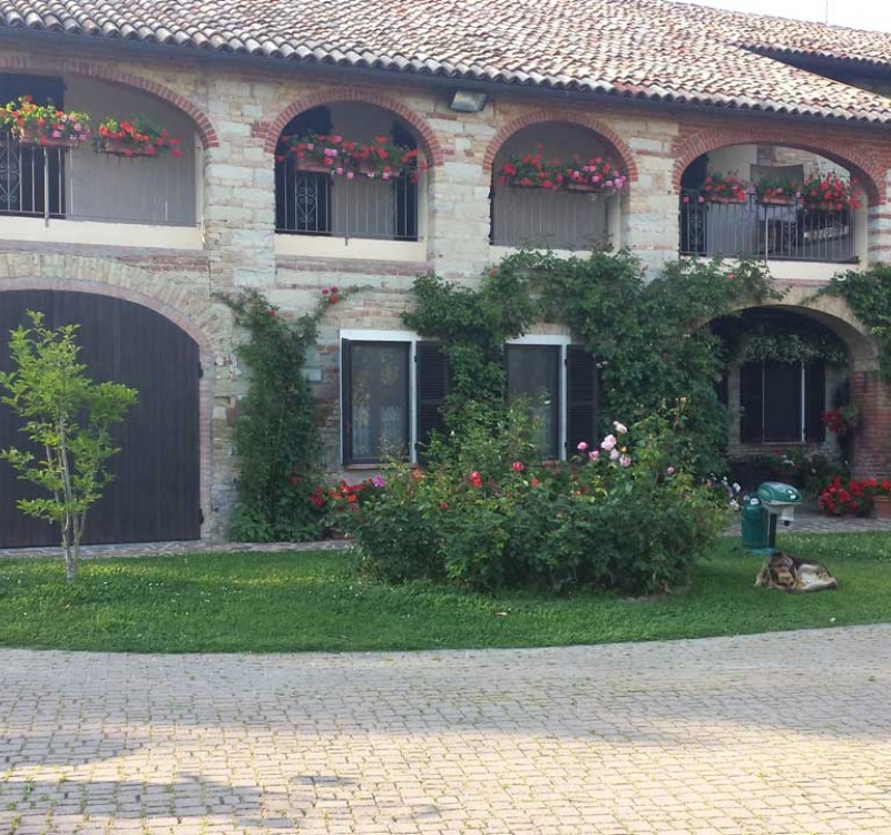 Vista frontale del casale di Odalengo Piccolo 