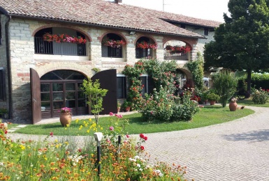 Vista frontale del casale di Odalengo Piccolo 